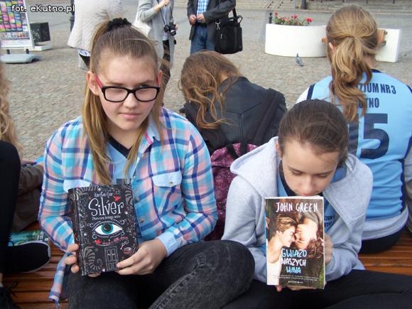 czytaj z eKutno.pl głośno przy fontannie