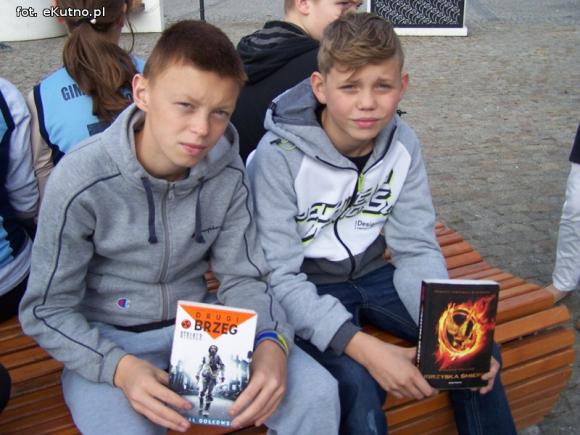 czytaj z eKutno.pl głośno przy fontannie