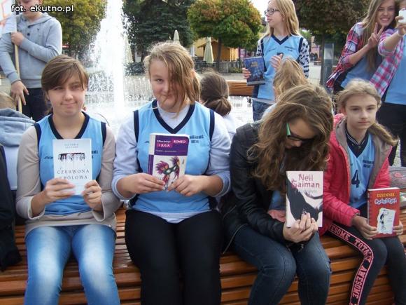 czytaj z eKutno.pl głośno przy fontannie