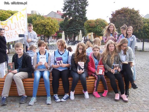 czytaj z eKutno.pl głośno przy fontannie