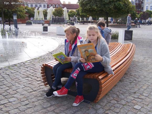 czytaj z eKutno.pl głośno przy fontannie