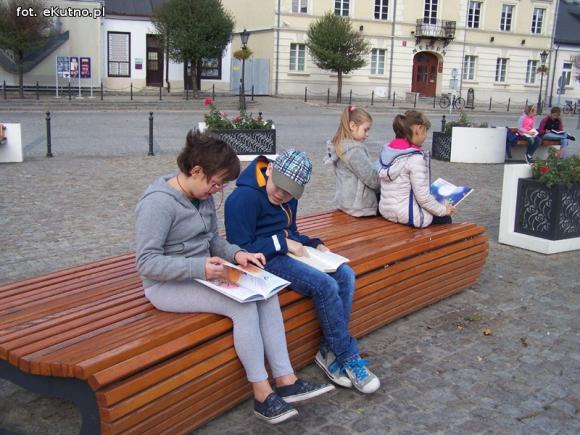 czytaj z eKutno.pl głośno przy fontannie