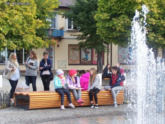 czytaj z eKutno.pl głośno przy fontannie