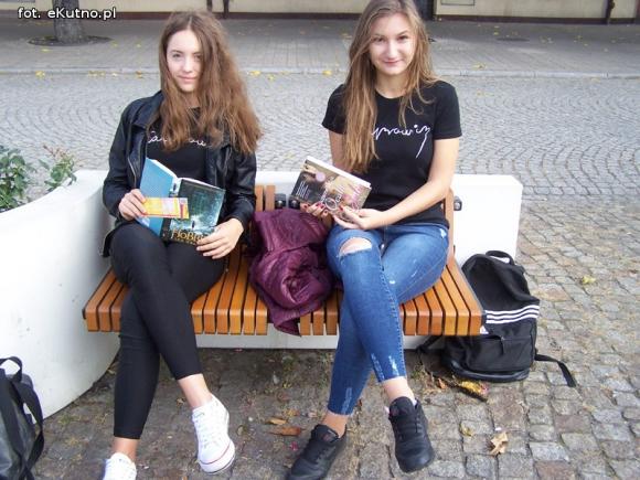 czytaj z eKutno.pl głośno przy fontannie