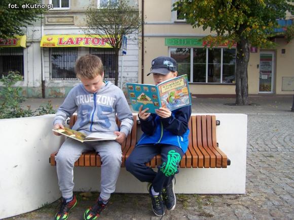 czytaj z eKutno.pl głośno przy fontannie