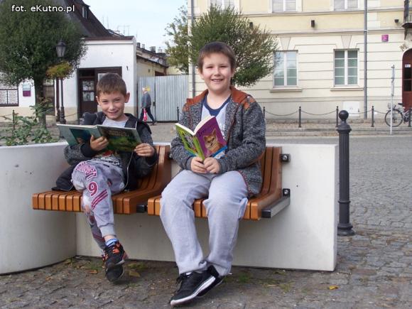 czytaj z eKutno.pl głośno przy fontannie