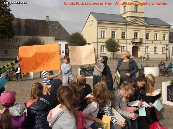 Czytaliśmy przy fontannie i nie tylko - Ogólnopolski Dzień Głośnego Czytania