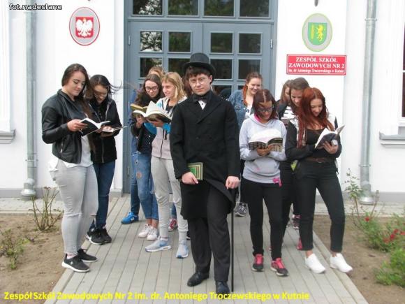 Czytaliśmy przy fontannie i nie tylko - Ogólnopolski Dzień Głośnego Czytania