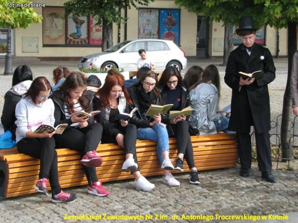 Czytaliśmy przy fontannie i nie tylko - Ogólnopolski Dzień Głośnego Czytania
