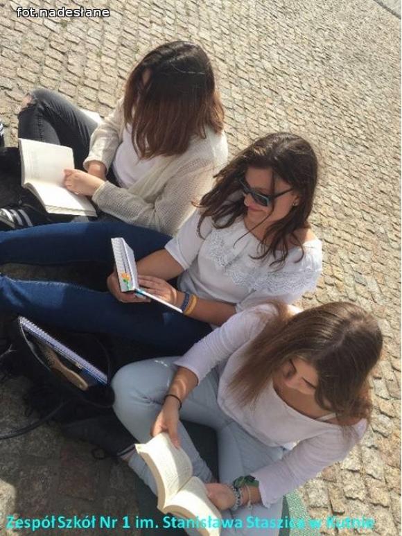 Czytaliśmy przy fontannie i nie tylko - Ogólnopolski Dzień Głośnego Czytania