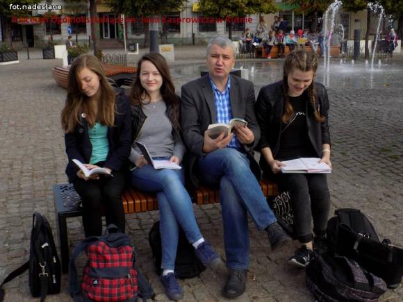 Czytaliśmy przy fontannie i nie tylko - Ogólnopolski Dzień Głośnego Czytania