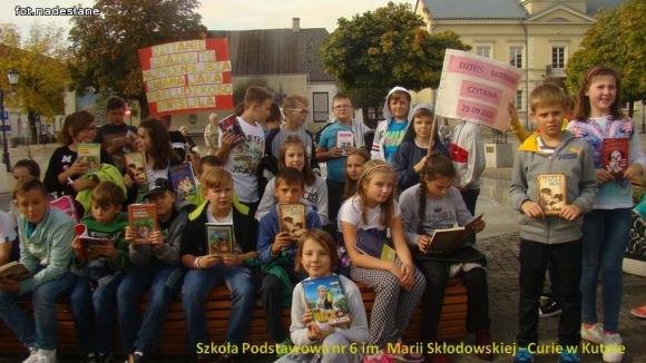 Czytaliśmy przy fontannie i nie tylko - Ogólnopolski Dzień Głośnego Czytania