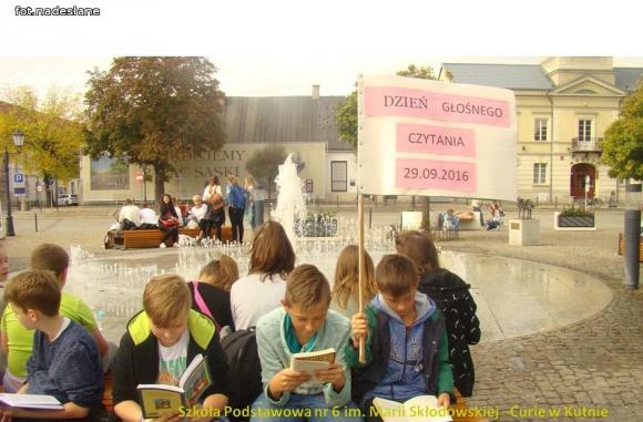 Czytaliśmy przy fontannie i nie tylko - Ogólnopolski Dzień Głośnego Czytania