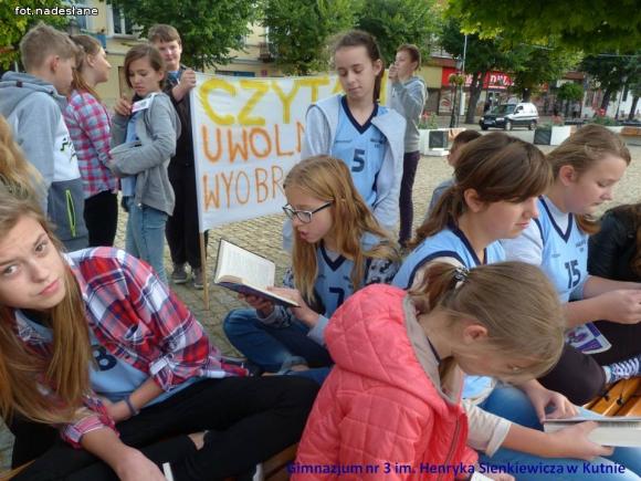 Czytaliśmy przy fontannie i nie tylko - Ogólnopolski Dzień Głośnego Czytania