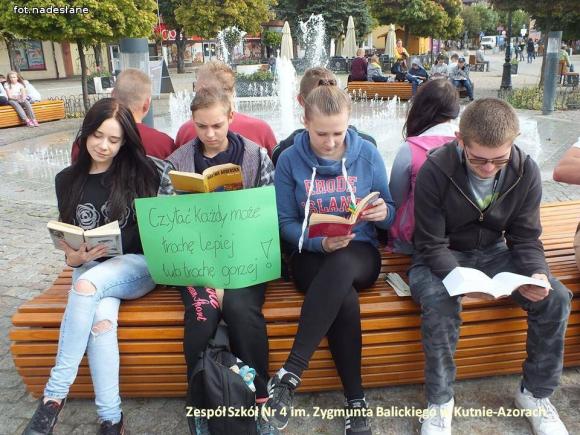 Czytaliśmy przy fontannie i nie tylko - Ogólnopolski Dzień Głośnego Czytania