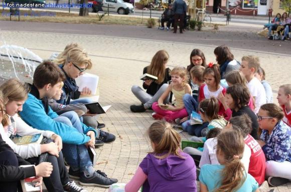 Czytaliśmy przy fontannie i nie tylko - Ogólnopolski Dzień Głośnego Czytania