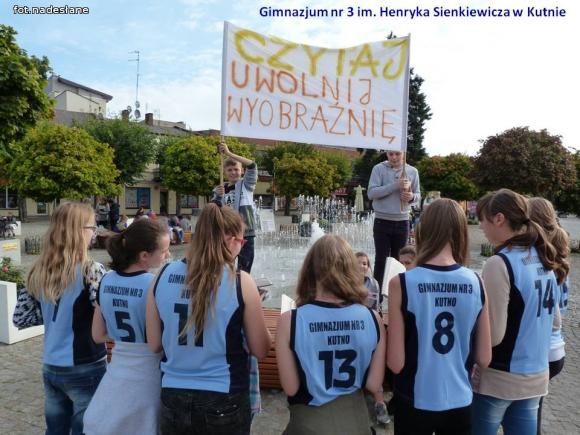 Czytaliśmy przy fontannie i nie tylko - Ogólnopolski Dzień Głośnego Czytania
