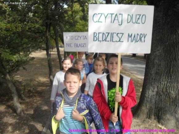 Czytaliśmy przy fontannie i nie tylko - Ogólnopolski Dzień Głośnego Czytania