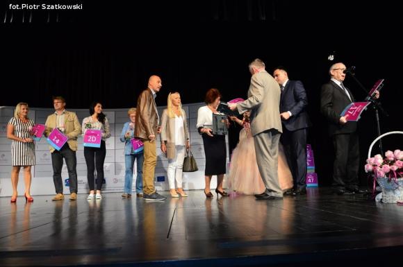 Dostali różane tabliczki na dom