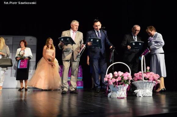 Dostali różane tabliczki na dom