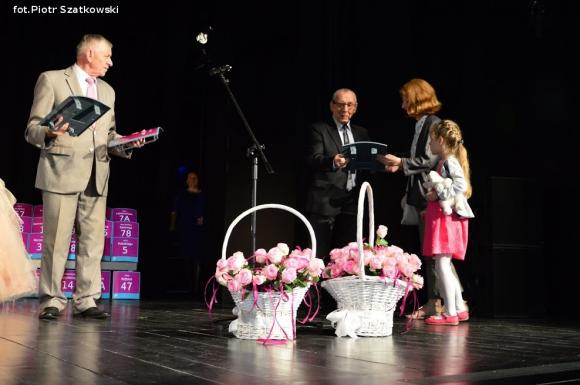 Dostali różane tabliczki na dom