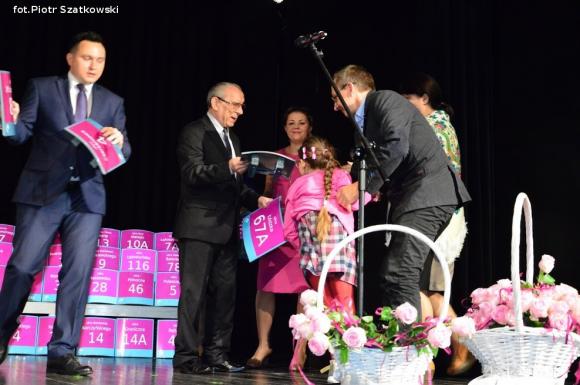 Dostali różane tabliczki na dom