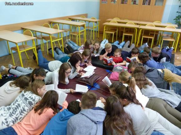 Czytelnicza Sztafeta Szkół trwa. Dziś pałeczkę przejęła 