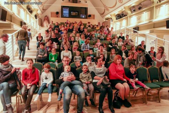 Czerwone kapturki po wakacjach. Rusza cykl Poranki Teatralne w niedziele