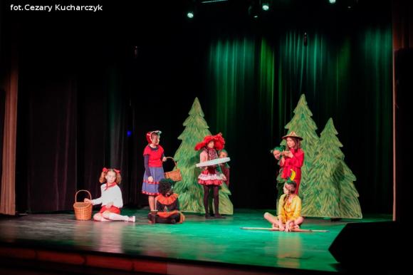 Czerwone kapturki po wakacjach. Rusza cykl Poranki Teatralne w niedziele