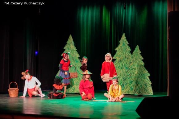Czerwone kapturki po wakacjach. Rusza cykl Poranki Teatralne w niedziele