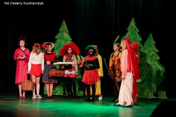 Czerwone kapturki po wakacjach. Rusza cykl Poranki Teatralne w niedziele