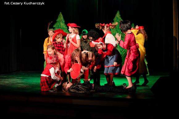 Czerwone kapturki po wakacjach. Rusza cykl Poranki Teatralne w niedziele