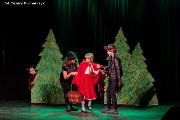 Czerwone kapturki po wakacjach. Rusza cykl Poranki Teatralne w niedziele