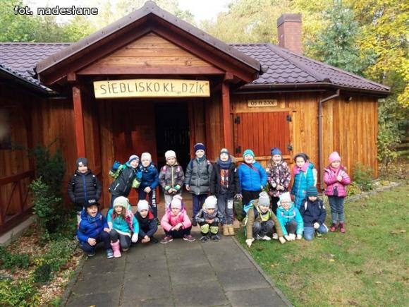 Przedszkolaki na ścieżce edukacyjnej w raciborowskim lesie