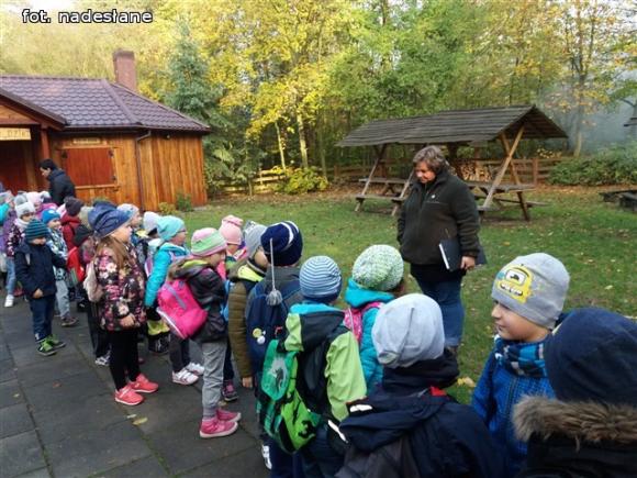 Przedszkolaki na ścieżce edukacyjnej w raciborowskim lesie