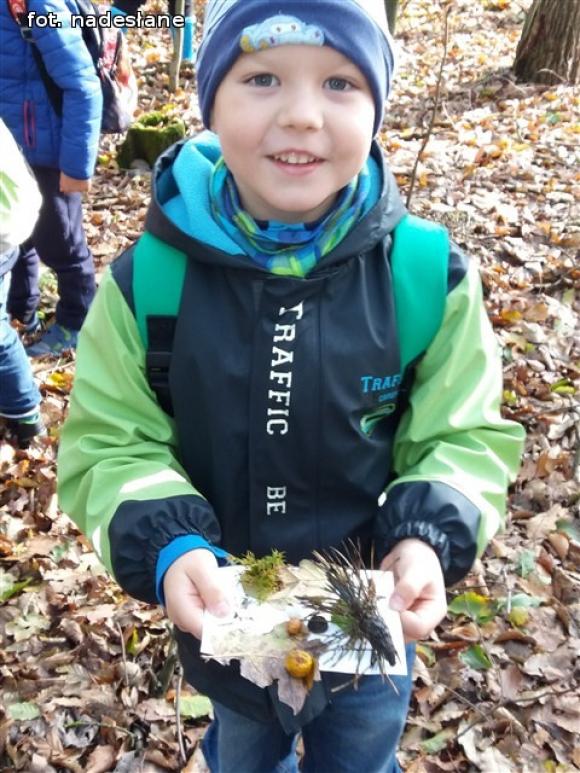 Przedszkolaki na ścieżce edukacyjnej w raciborowskim lesie