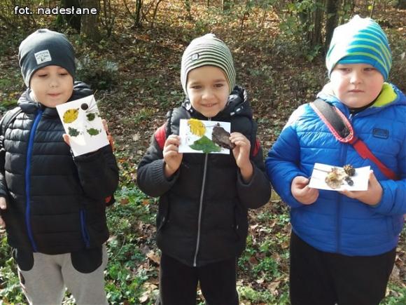 Przedszkolaki na ścieżce edukacyjnej w raciborowskim lesie