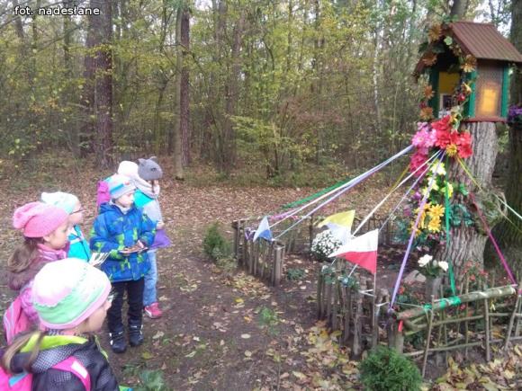 Przedszkolaki na ścieżce edukacyjnej w raciborowskim lesie