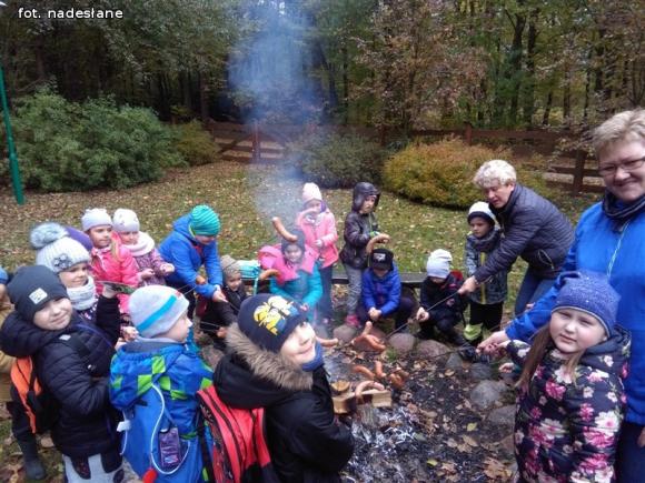 Przedszkolaki na ścieżce edukacyjnej w raciborowskim lesie
