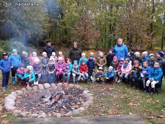 Przedszkolaki na ścieżce edukacyjnej w raciborowskim lesie