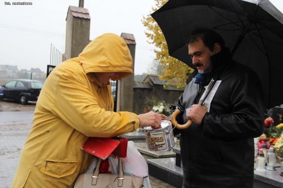 Podsumowanie kwesty TPZK na cmentarzu w Krośniewicach