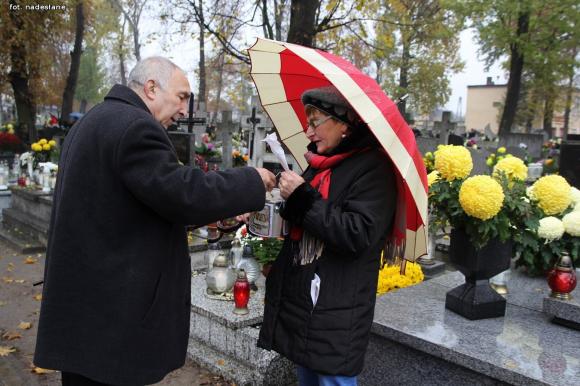 Podsumowanie kwesty TPZK na cmentarzu w Krośniewicach