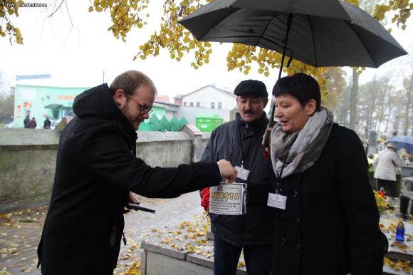 Podsumowanie kwesty TPZK na cmentarzu w Krośniewicach