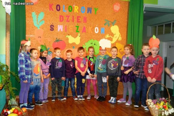 Kolorowy Dzień Świeżaków w szkole w Kaszewach Dwornych