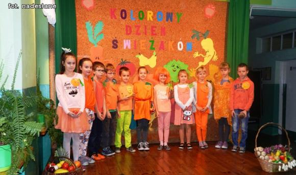 Kolorowy Dzień Świeżaków w szkole w Kaszewach Dwornych