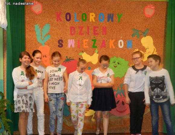 Kolorowy Dzień Świeżaków w szkole w Kaszewach Dwornych