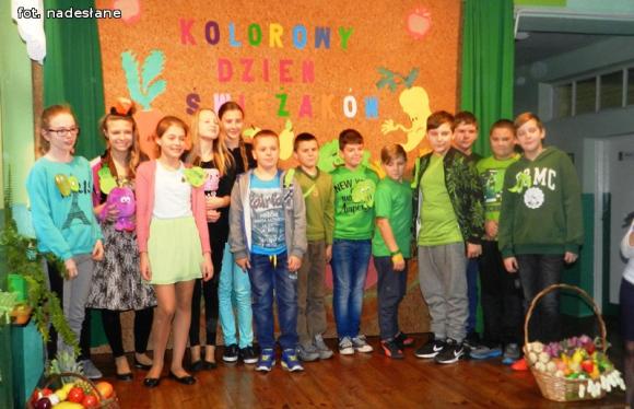 Kolorowy Dzień Świeżaków w szkole w Kaszewach Dwornych