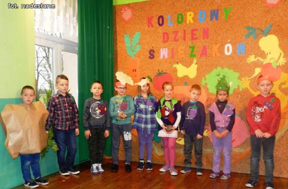 Kolorowy Dzień Świeżaków w szkole w Kaszewach Dwornych