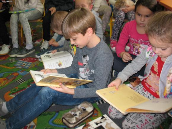 Czytanie to również piękna zabawa. Czytelnicza sztafeta w szkole w Bedlnie