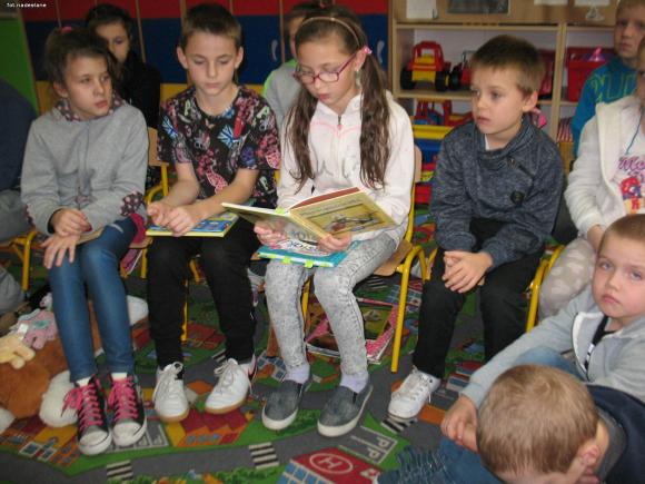 Czytanie to również piękna zabawa. Czytelnicza sztafeta w szkole w Bedlnie